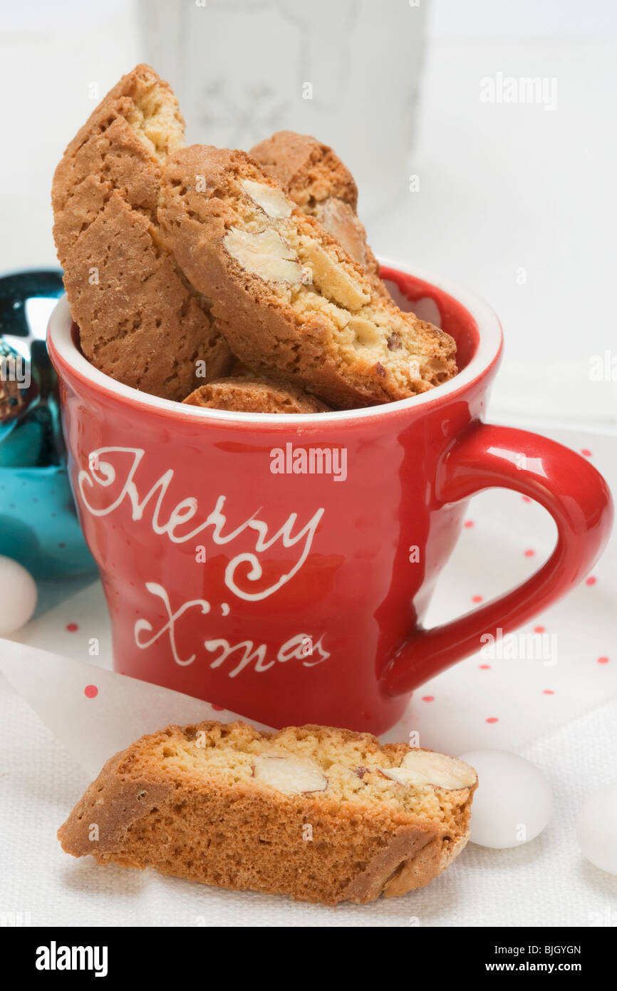 Cantucci dans Christmassy cup - Banque D'Images