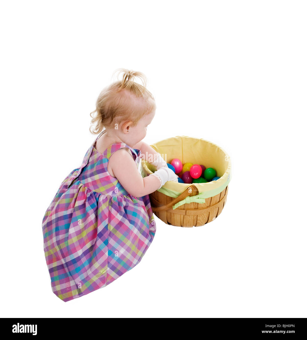 Un enfant choisit un oeuf de Pâques. Banque D'Images