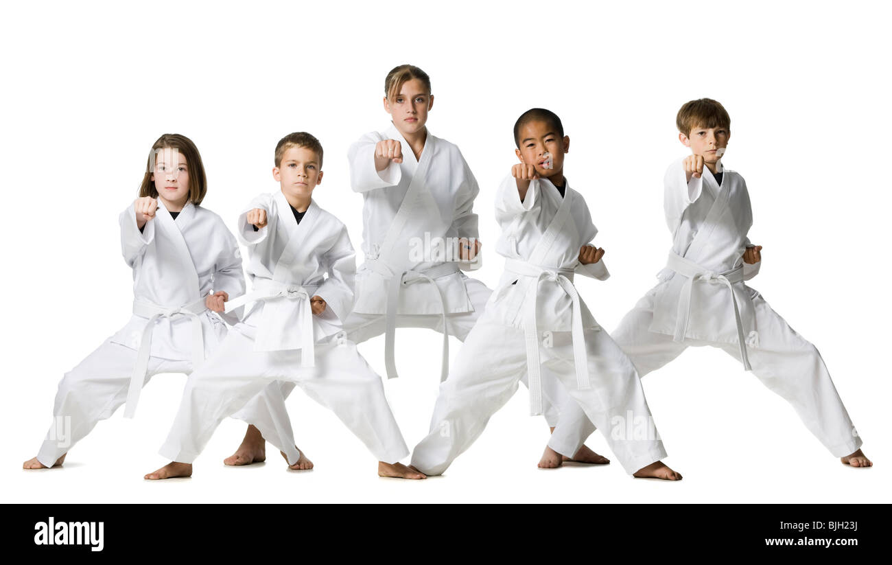 Les jeunes pratiquer les arts martiaux Banque D'Images