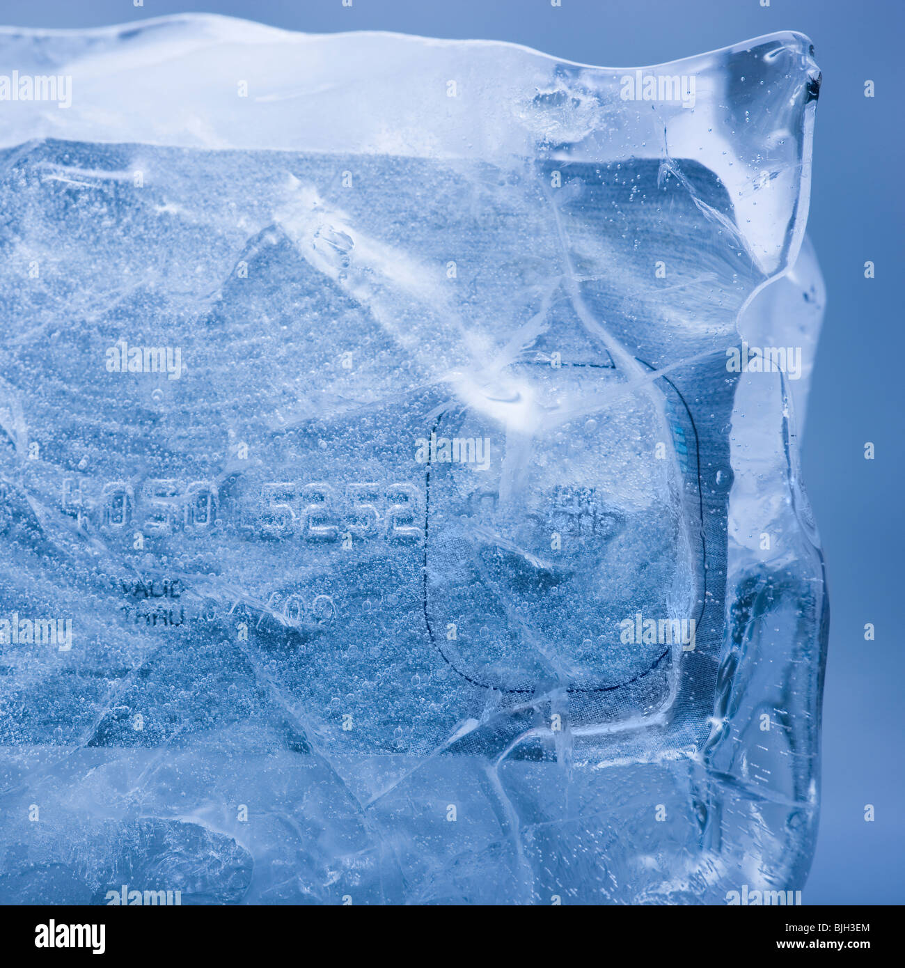 Carte de crédit congelé dans un bloc de glace Banque D'Images