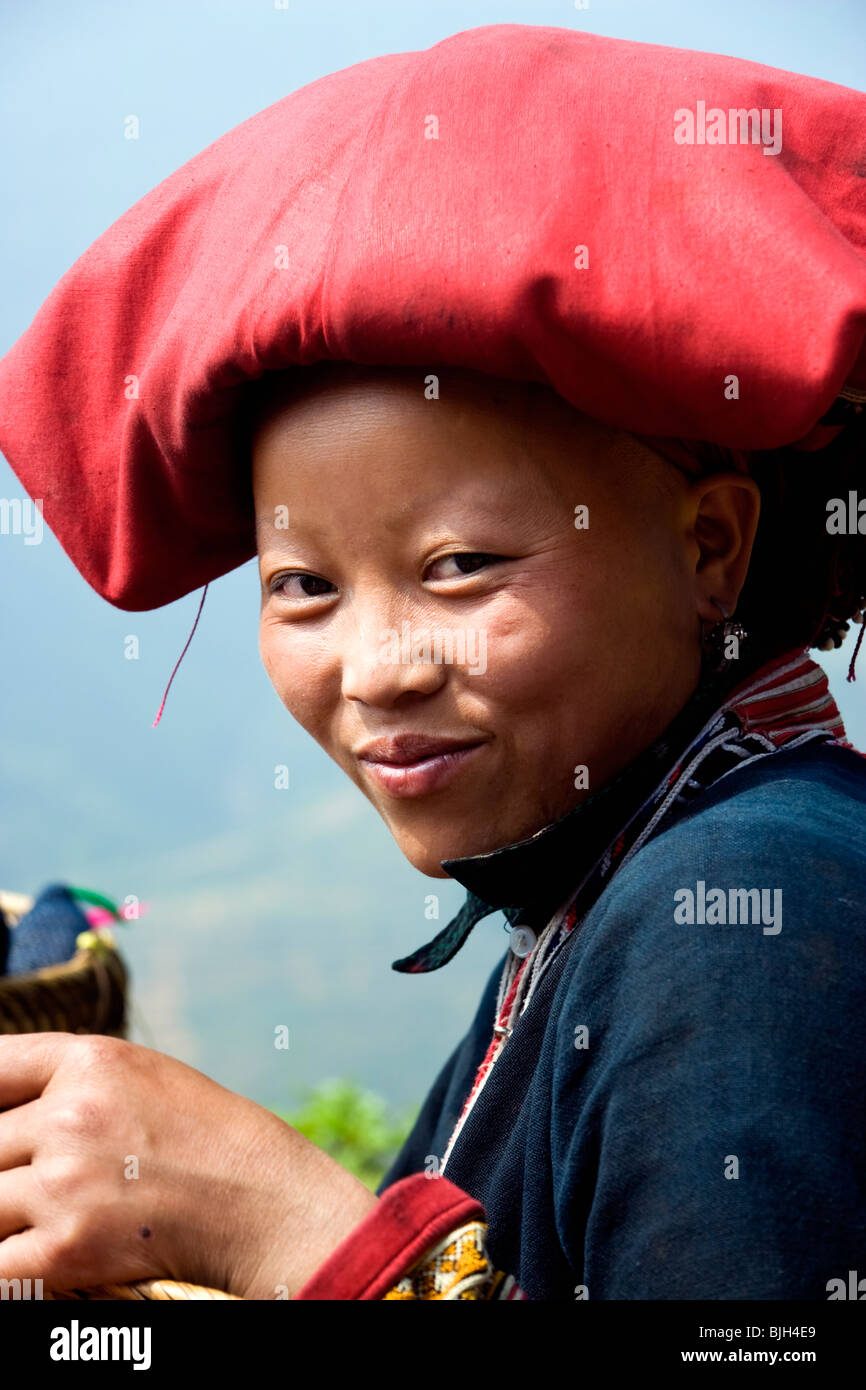 Belle femme du Red Zao Minority Group, près de Cat-Cat, Sapa, Vietnam du Nord, Indochine Banque D'Images