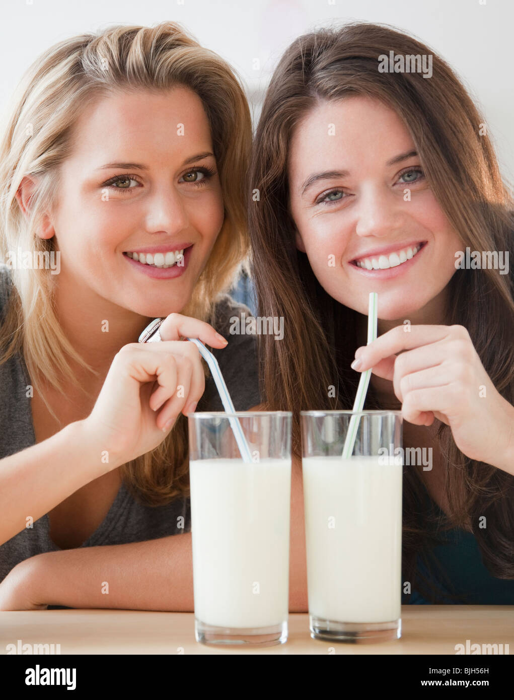 Les amis de boire du lait Banque D'Images