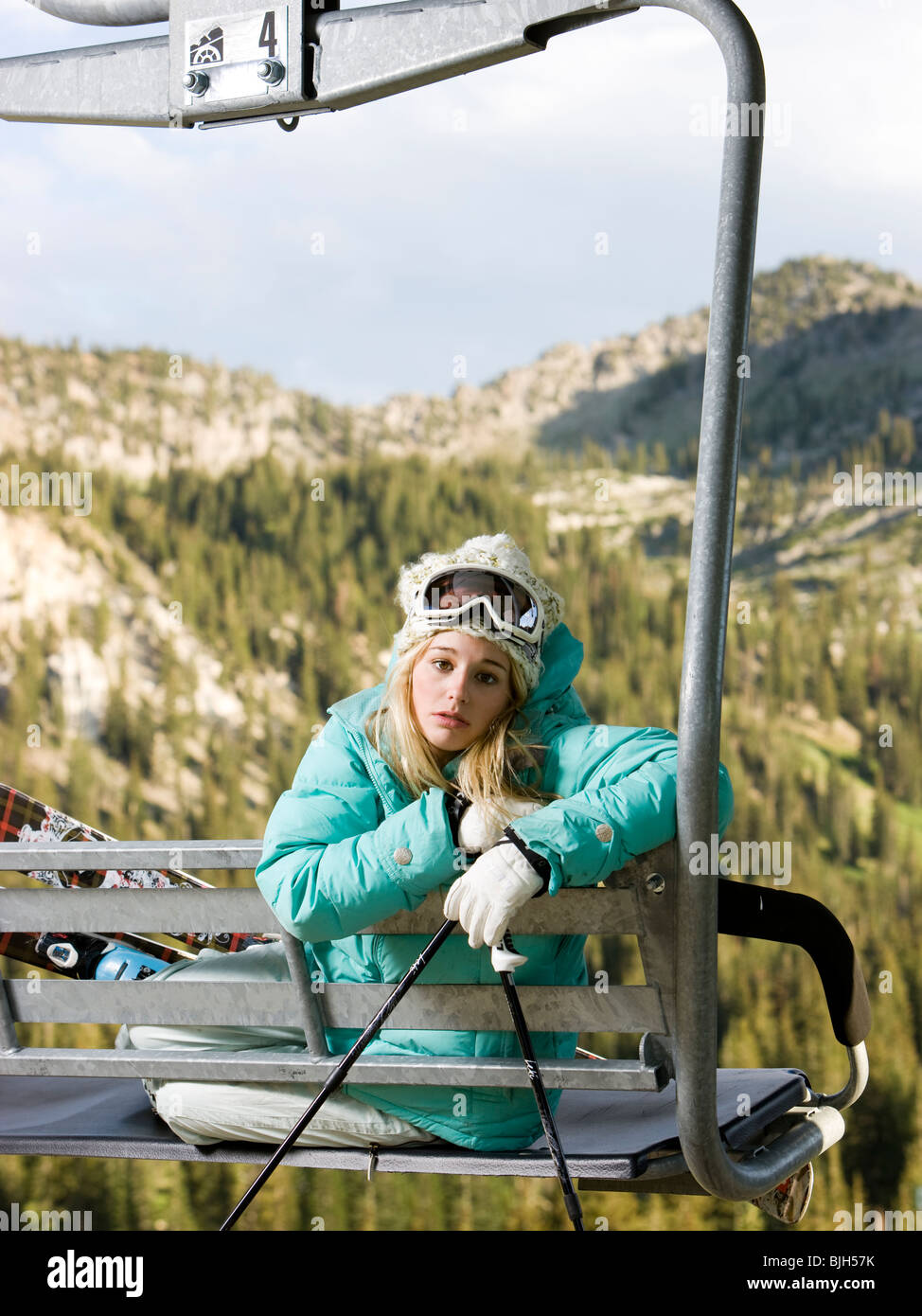 Le skieur d'un télésiège attendre qu'il neige Banque D'Images