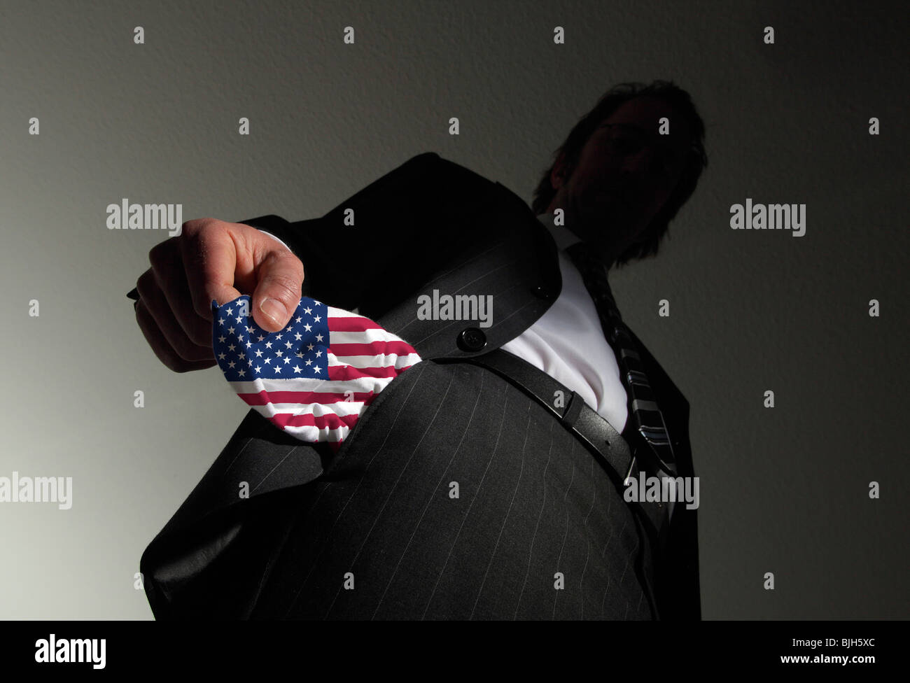 Homme en costume avec poches vides dans les couleurs nationales de la France. Symbole : Les USA sont en faillite Banque D'Images