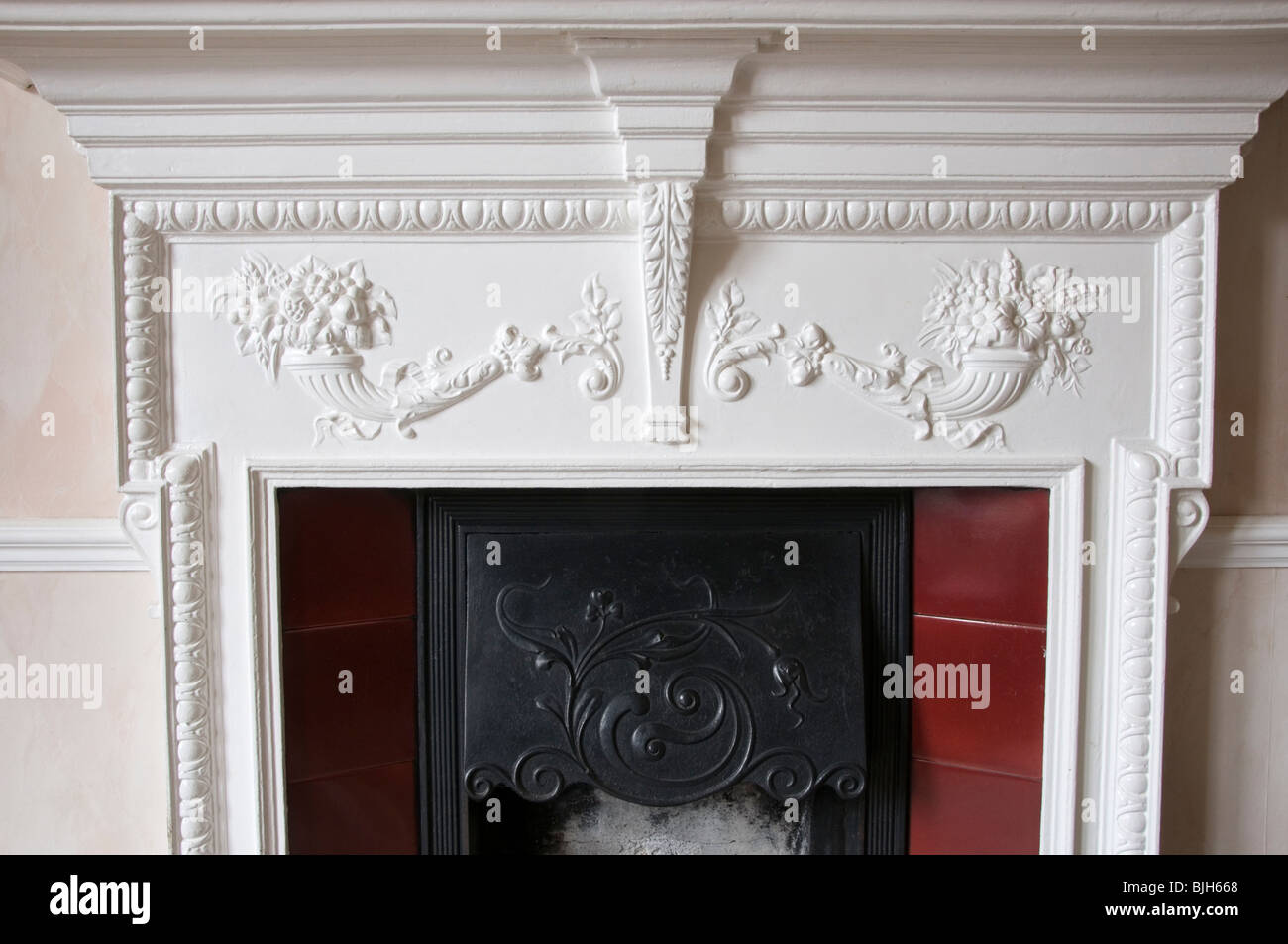 Une cheminée en fonte entourent Banque D'Images