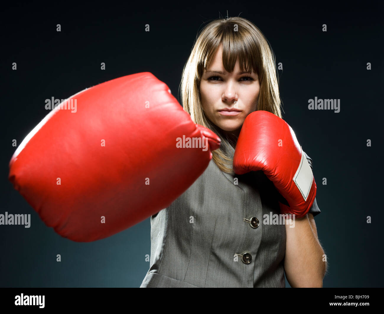 Businesswoman wearing boxing gloves Banque D'Images