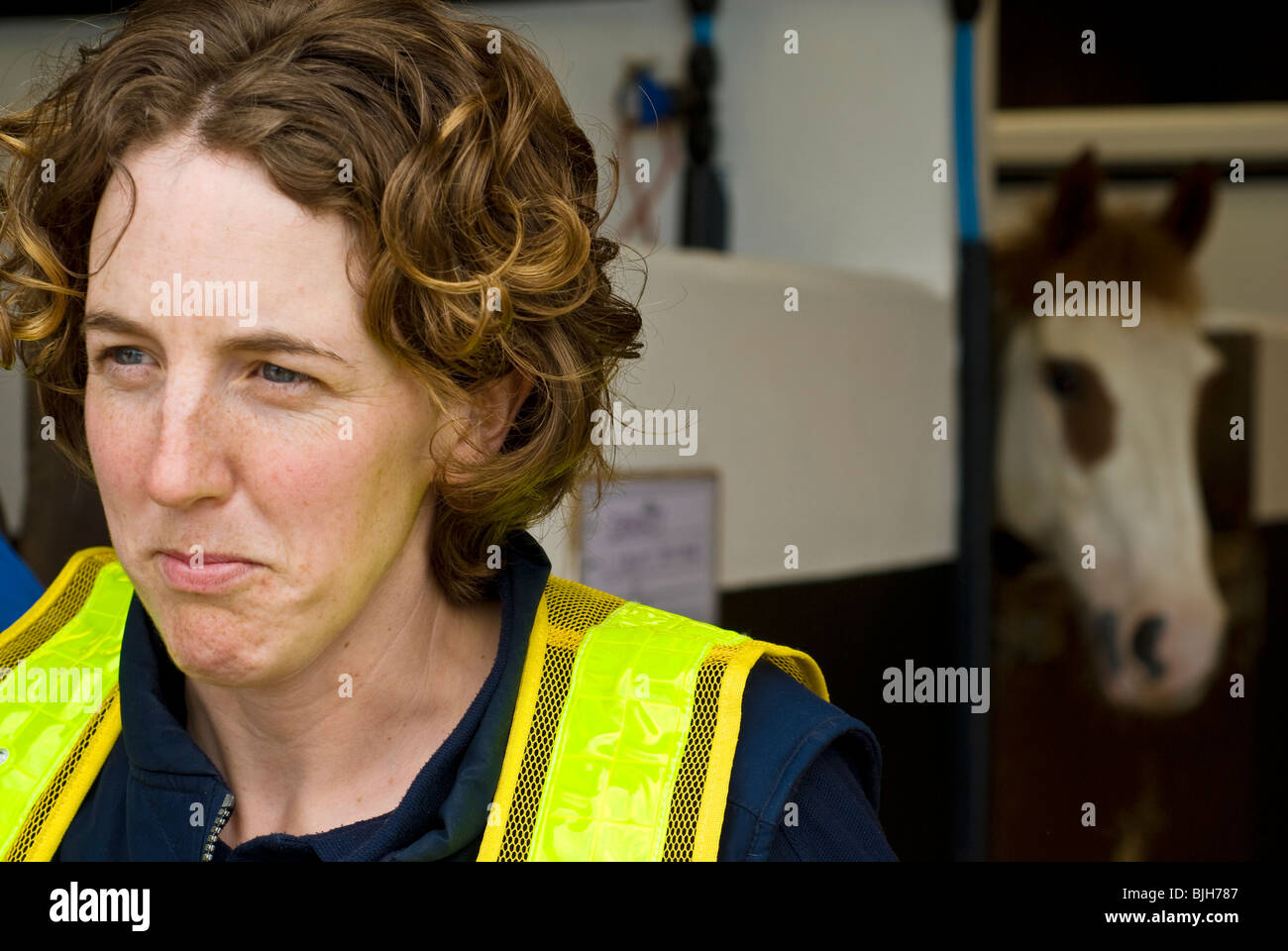 Jeune fille à cheval en stable Banque D'Images