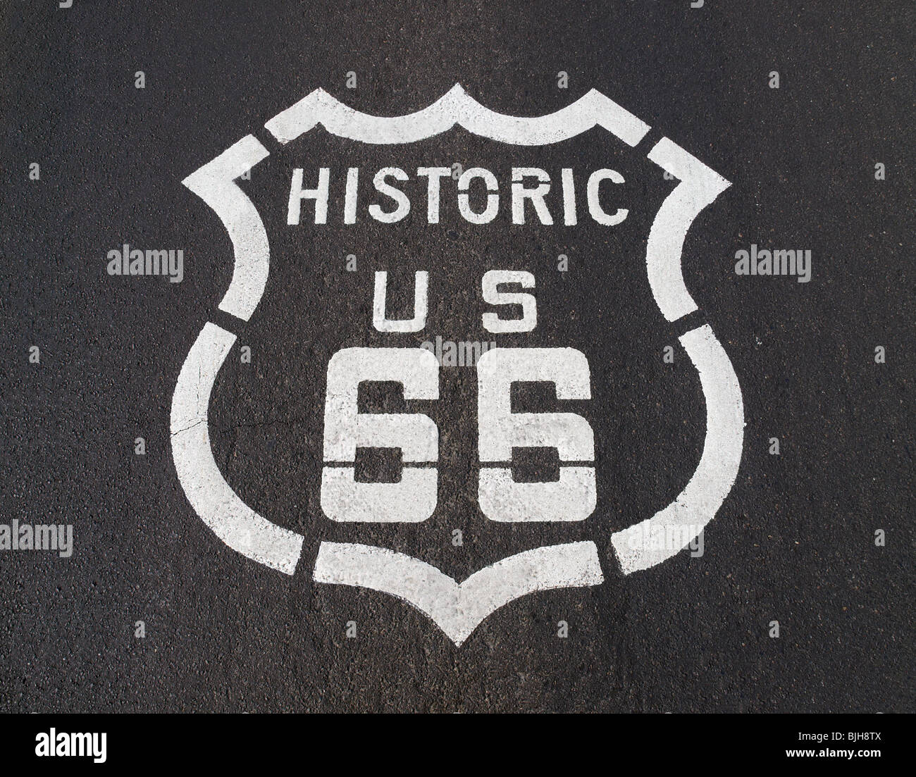 Nous historique Route 66 Route de la chaussée signer dans le désert de Mojave en Californie. Banque D'Images