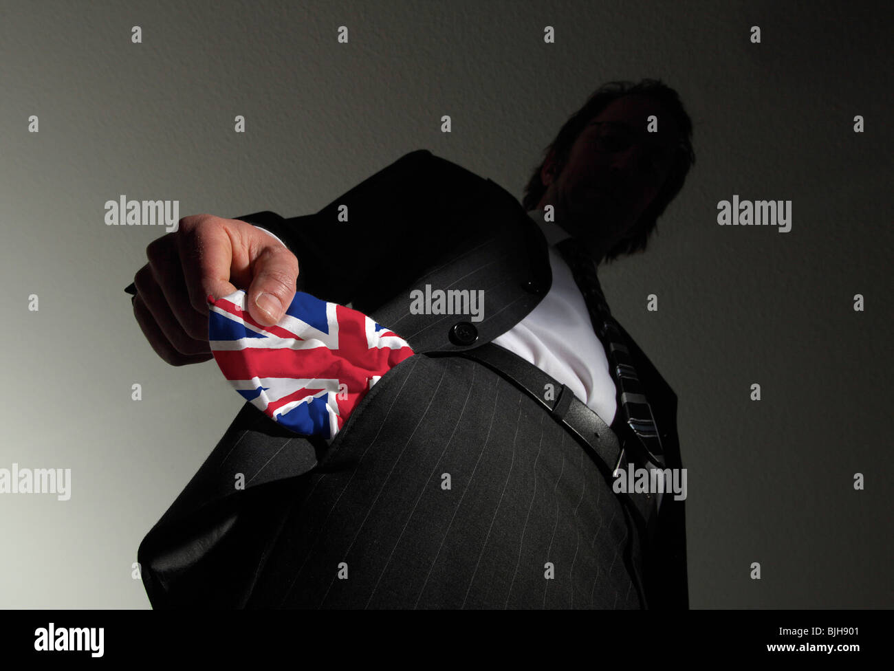 Homme en costume avec poches vides dans les couleurs nationales de Grande-Bretagne. Symbole : la Grande-Bretagne est en faillite Banque D'Images