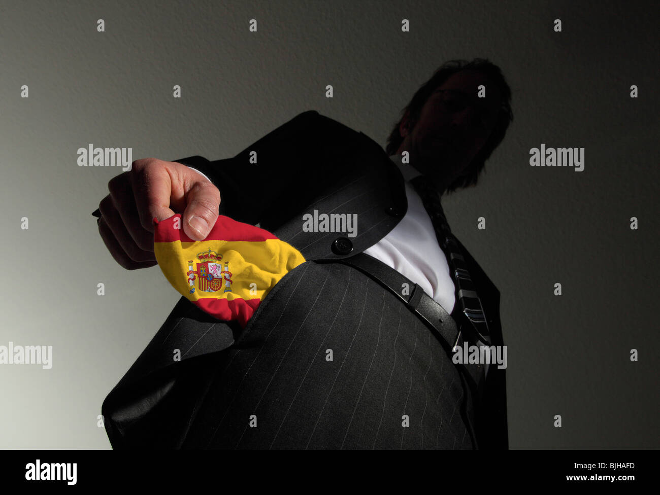 Homme en costume avec poches vides dans les couleurs nationales de l'Espagne. Symbole : L'Espagne est en faillite Banque D'Images