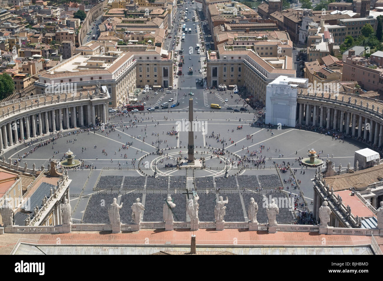 L'Italie, Rome, Vatican, Saint Pietro (St Peter's square) vu depuis le toit de la Basilique St Pierre Banque D'Images
