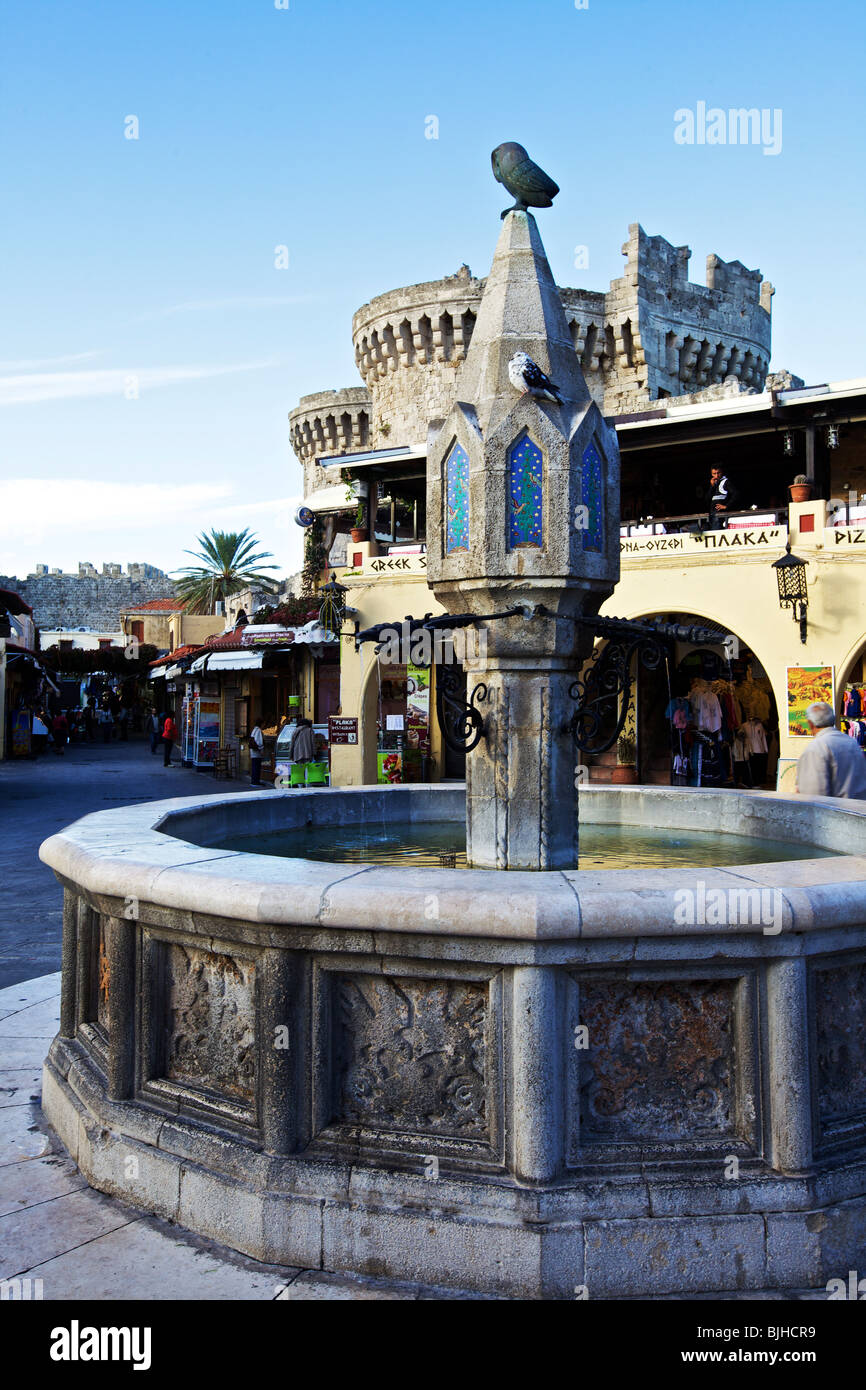 La fontaine turque de Castellania dans le carré Ippokratous, vieille ville de Rhodes, Dodécanèse, Grèce Banque D'Images