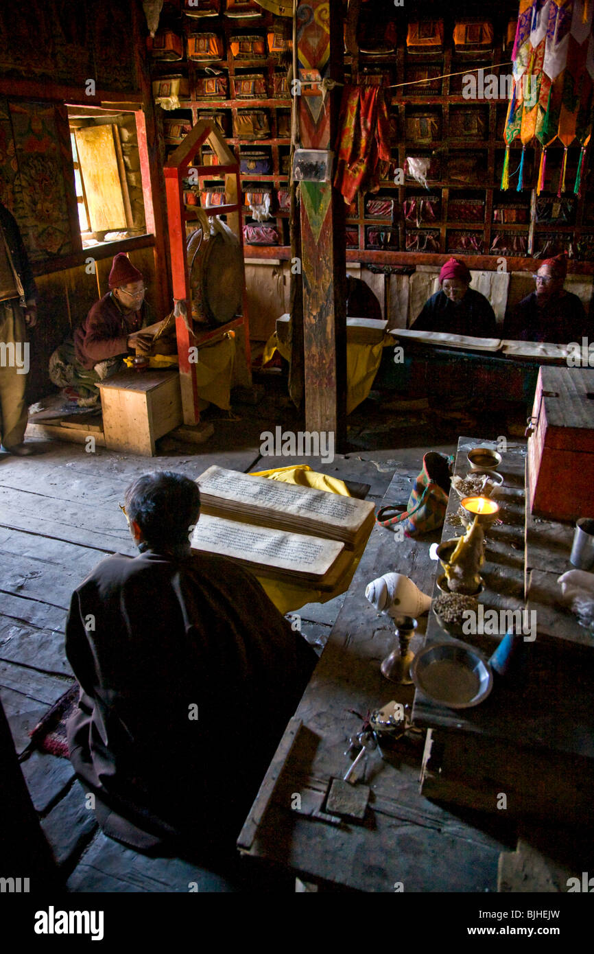 Moines bouddhistes tibétains lire les textes sacrés dans le village de SAMDO autour sur le MANASLU TREK - NUPRI RÉGION, NÉPAL Banque D'Images