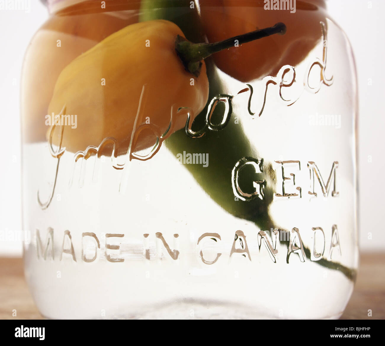 Les piments en pot Mason Banque D'Images