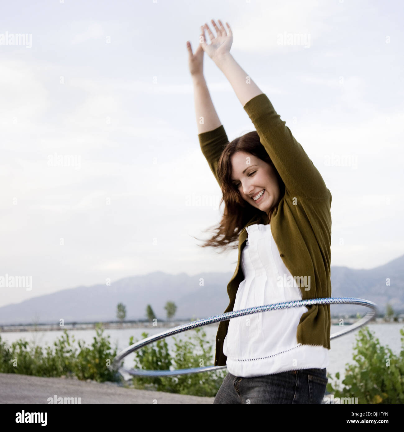 Femme à l'aide d'un hoola hoop Banque D'Images