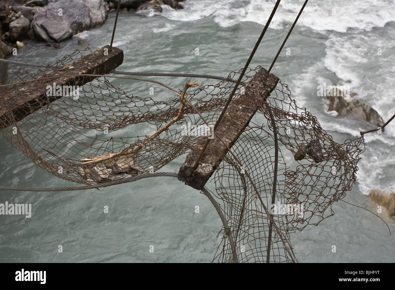 Un pont cassé une fois traversé la rivière MARSHYANGDI sur le autour de l'ANNAPURNA TREK - Népal, RÉGION DE NUPRI Banque D'Images