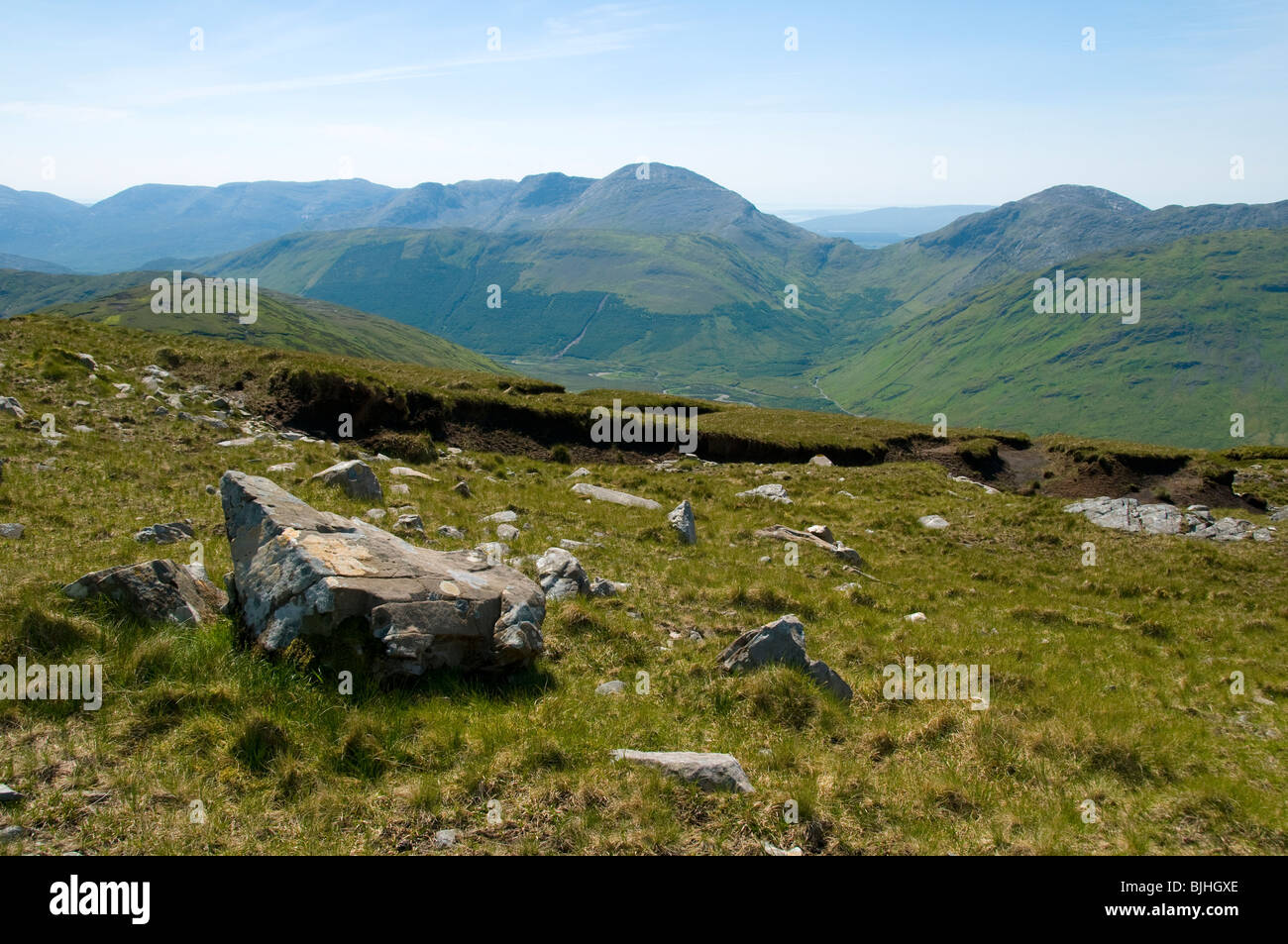 Sur la crête de Carrigbyrne Hill, près de Leenane, comté de Galway, Irlande. Les Maumturk Mountains dans la distance. Banque D'Images