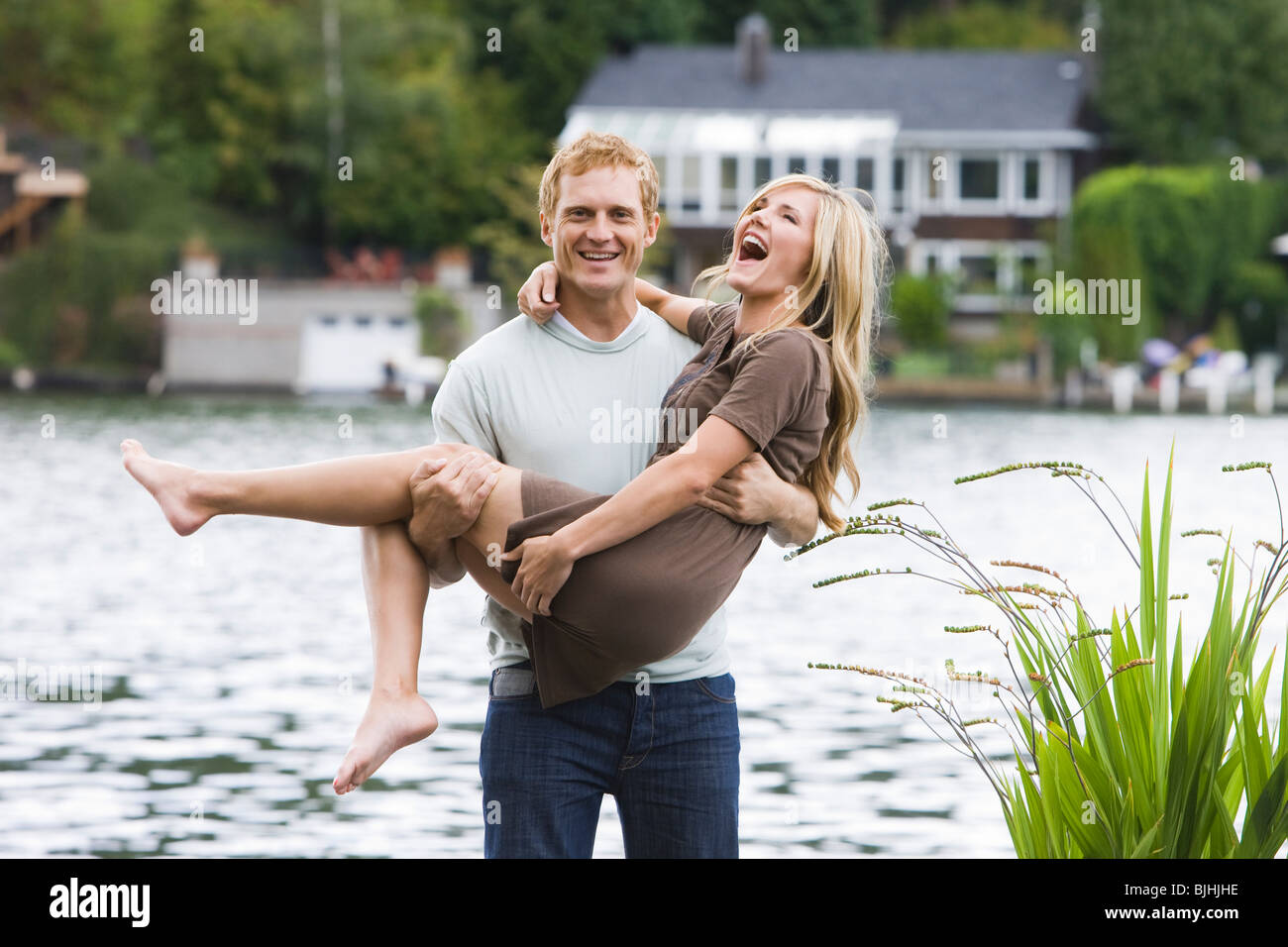 Jeune couple en face d'un lac Banque D'Images