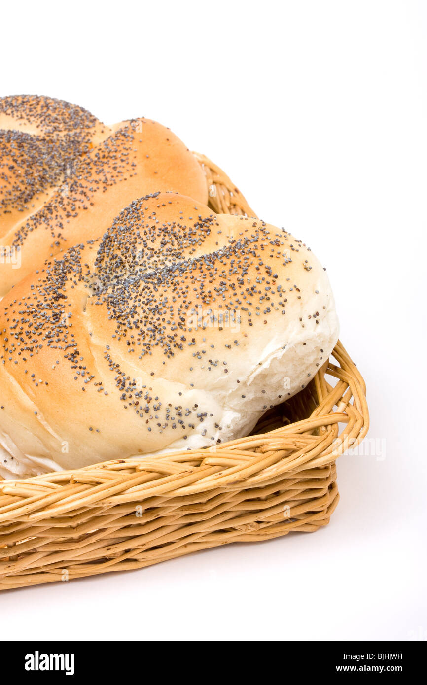 Graines de pain en panier en osier de vue faible contre isolé sur fond blanc. Banque D'Images