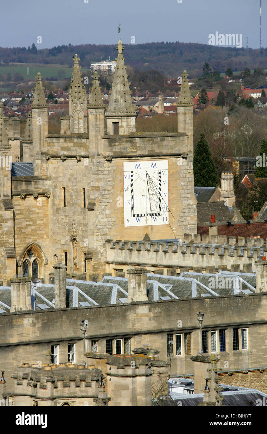 New College et cadran solaire, l'Université d'Oxford, Oxford, Oxfordshire, Angleterre. Vue depuis la tour de l'église St Mary. Banque D'Images