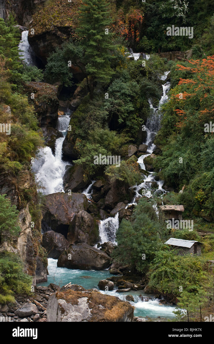 Une cascade sur la DANA KHOLA près de DHARPANI sur le autour de l'ANNAPURNA TREK - Népal, RÉGION DE NUPRI Banque D'Images