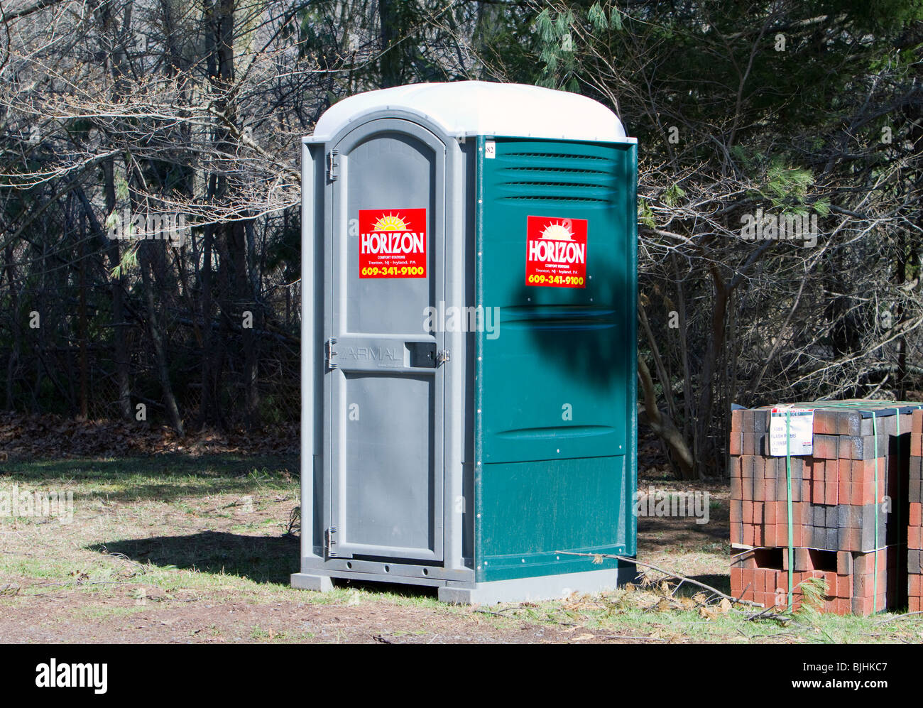 Une salle de bains toilettes portables john loo outhouse bloc sanitaire. Banque D'Images