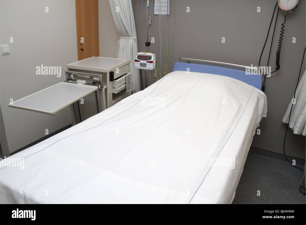 Lit vide dans la chambre d'hôpital Photo Stock - Alamy