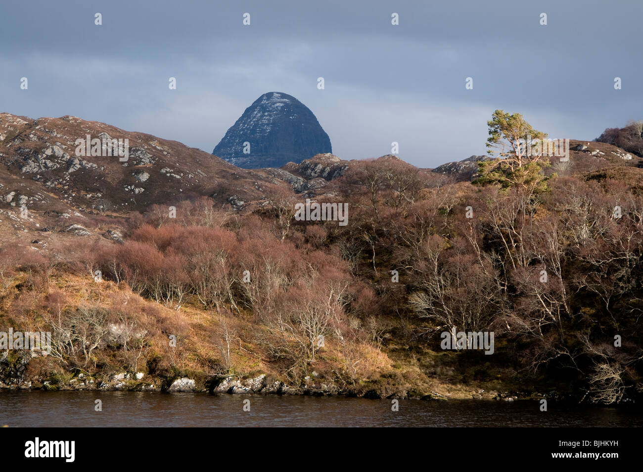 Suilven sortant de derrière la lande rocheuse par le Loch Assynt Culag Lochinver Banque D'Images