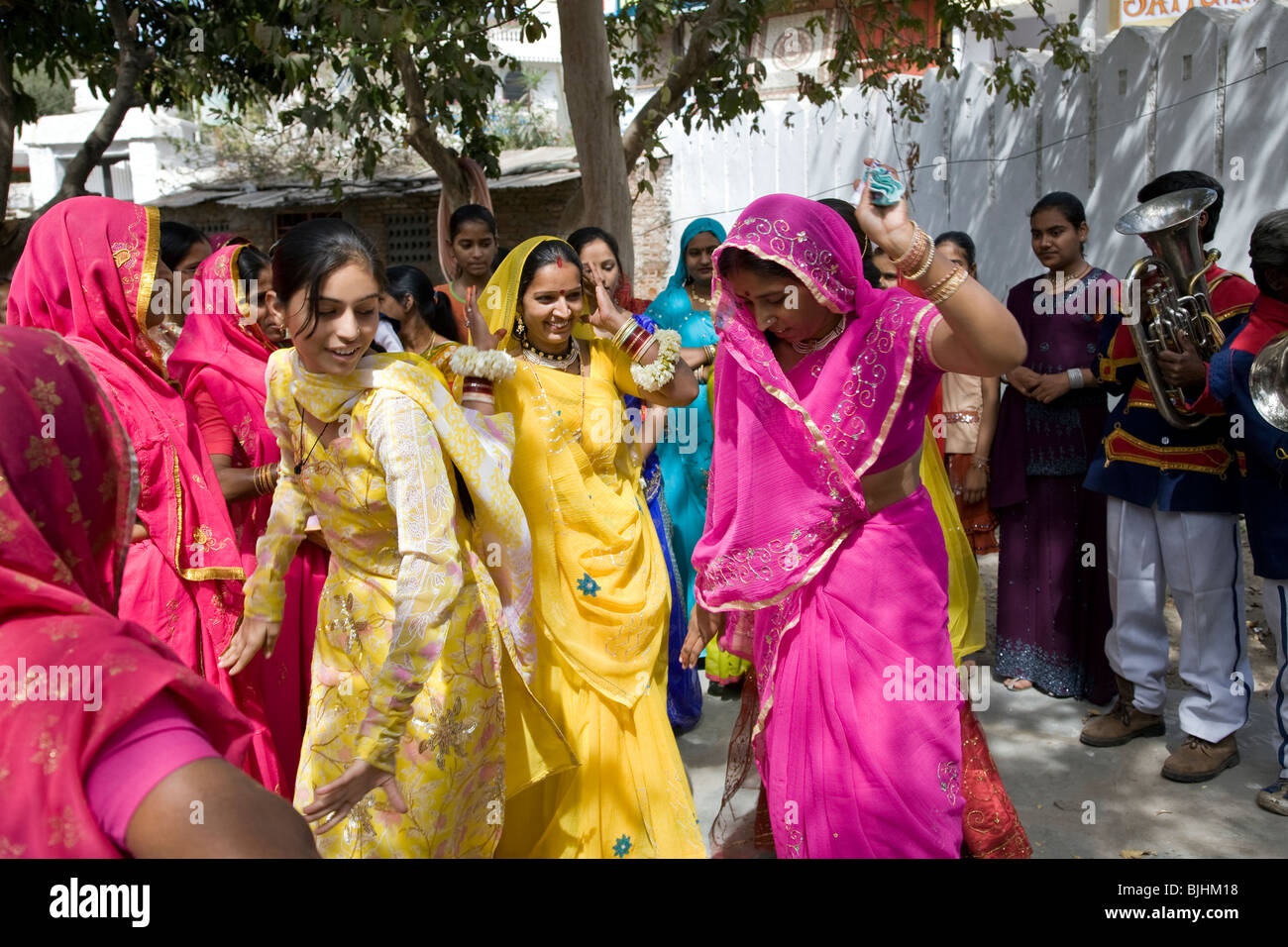 Les femmes indiennes célébrer un mariage traditionnel. Udaipur. Le Rajasthan. L'Inde Banque D'Images