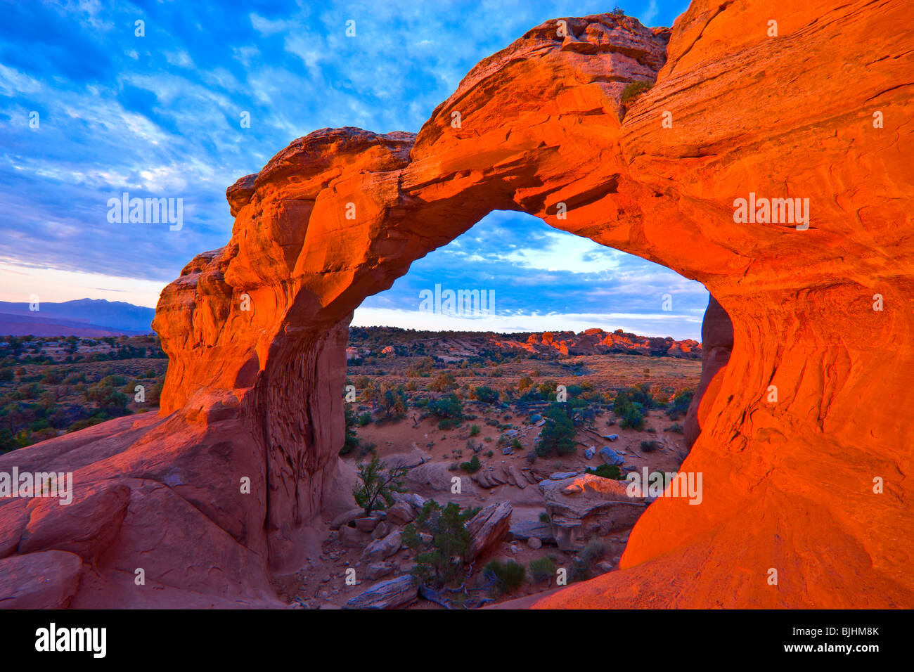 Broken Arch dans storm light, Arches National Park, Utah, Devils Garden, arche naturelle de Entrada sandstone Banque D'Images