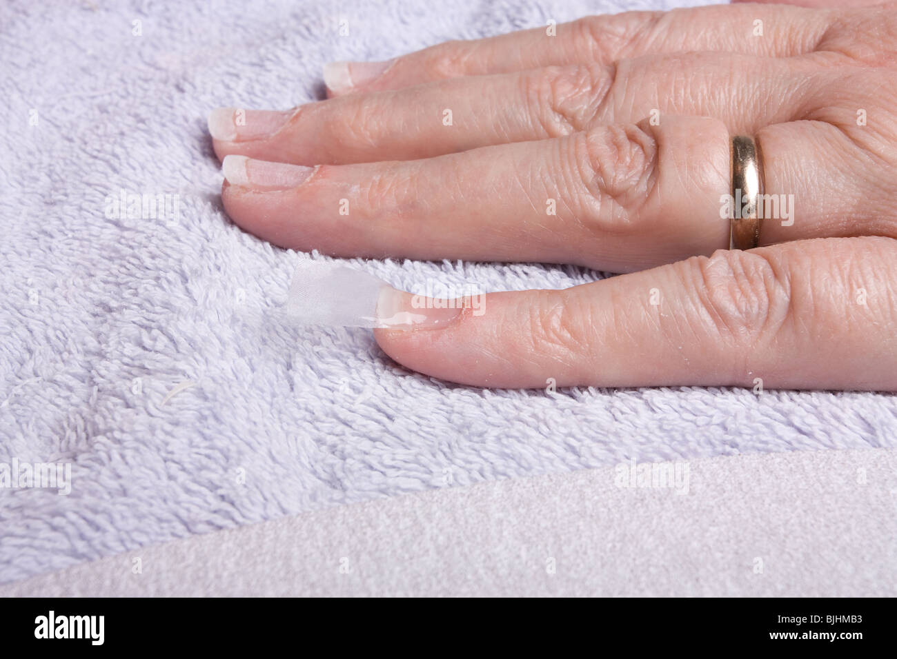 74 ans d'accueil à la main de femme beauté/spa traitement des ongles, extensions. Banque D'Images