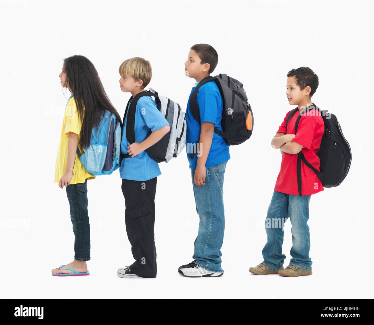 Ligne d'enfants portant des sacs à dos Banque D'Images