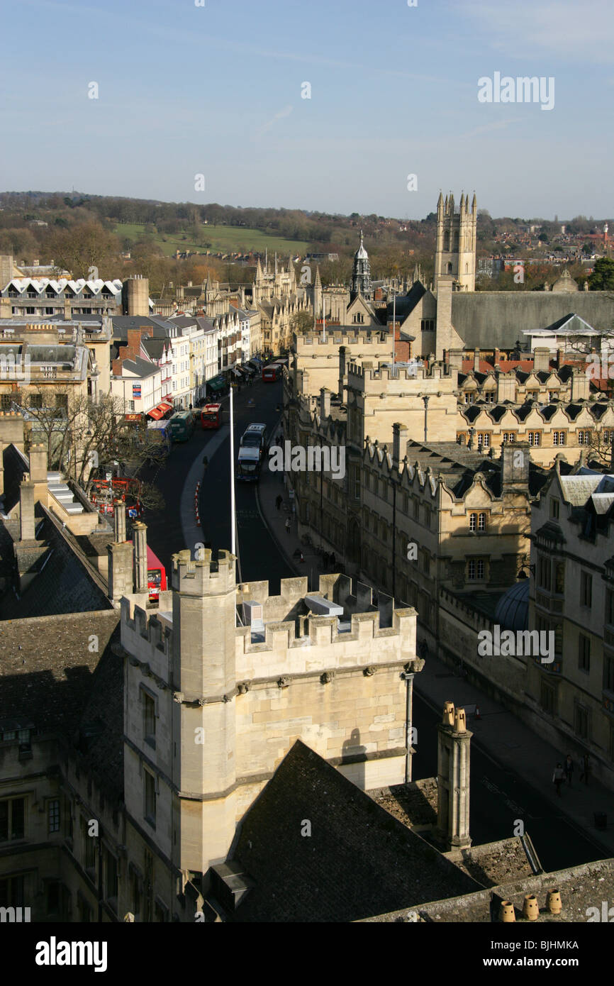 Vue d'Oxford High Street de St Mary's Church Tower, Oxford, Oxfordshire, Angleterre. Banque D'Images