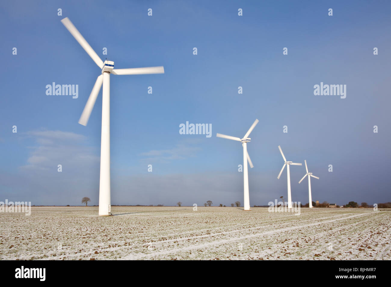 Parc éolien de Winterton, suite à une légère chute de neige d'hiver dans la campagne du Norfolk Banque D'Images