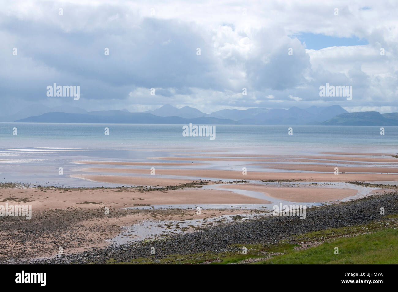 Vue sur saint-Bay à l'île de Skye avec le sable rouge caractéristique Banque D'Images