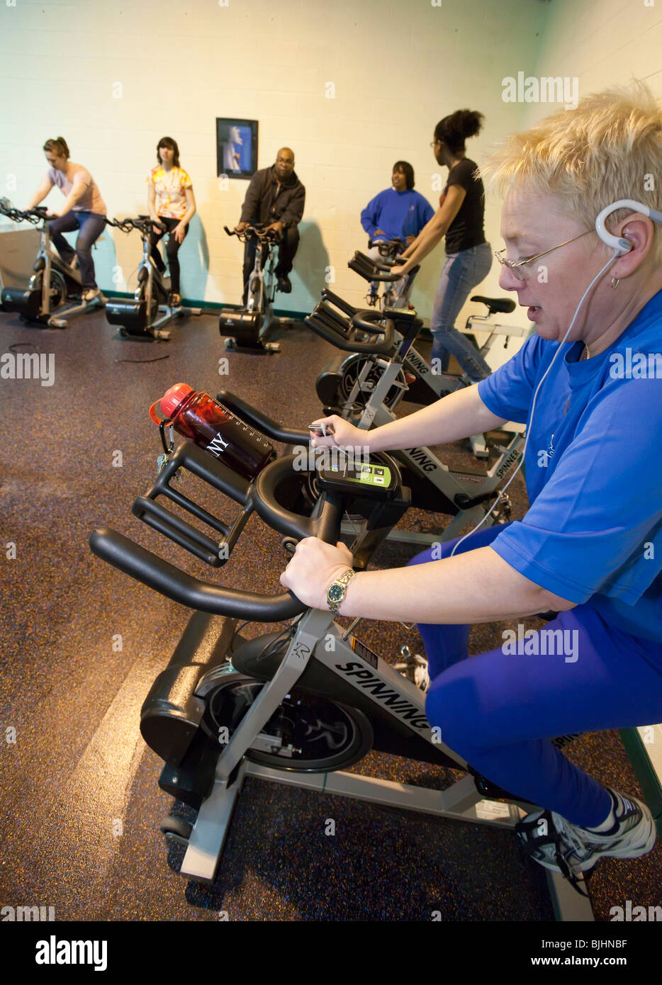 Vélos d'exercice dans la salle de sport du refuge pour sans-abri de générer de l'électricité "verte" Banque D'Images