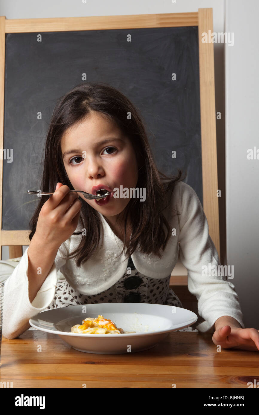 Faire cuire les pâtes alimentaires d'écolière Banque D'Images