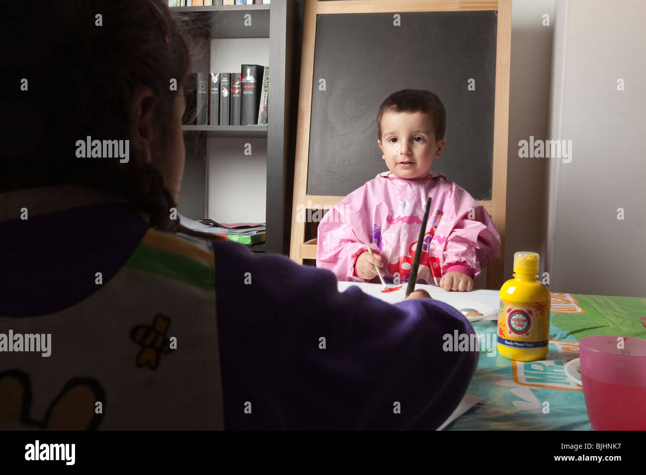 Frères et sœurs ensemble photos peinture sur papier Banque D'Images