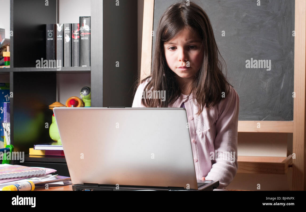 Enfant sur un ordinateur portable à la maison Banque D'Images