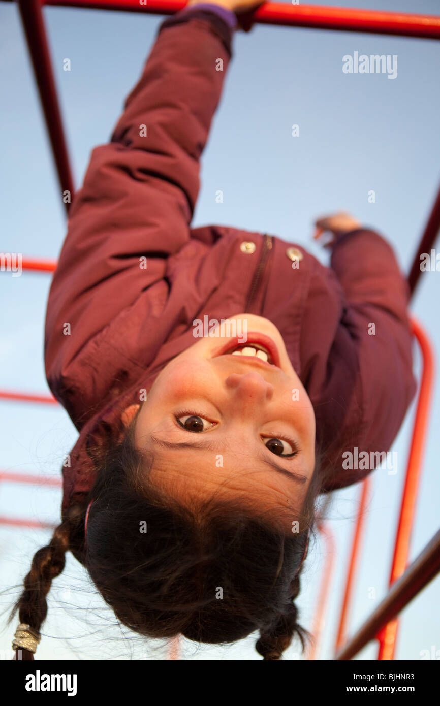 Fille sur l'aire de jeux Banque D'Images