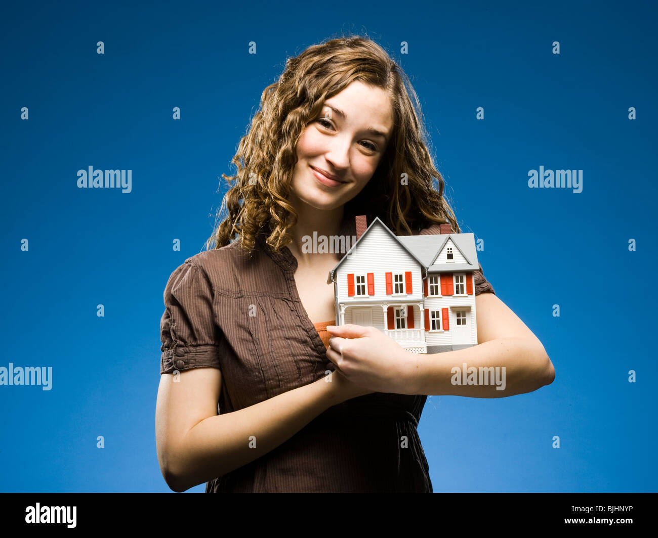 Femme tenant une miniature house Banque D'Images