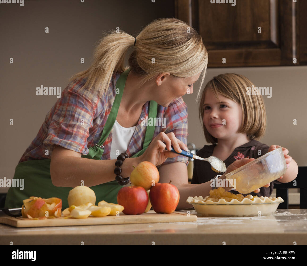 Mère et fille de la tarte aux pommes au four Banque D'Images