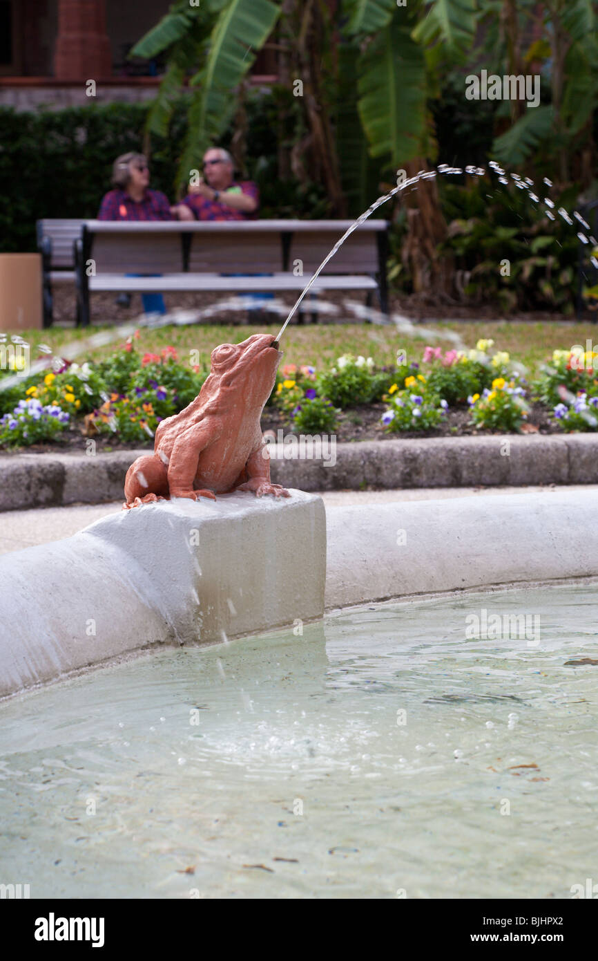 Frog fontaine dans la cour à Flagler College construit par Henry Flagler à Saint Augustine, Floride Banque D'Images