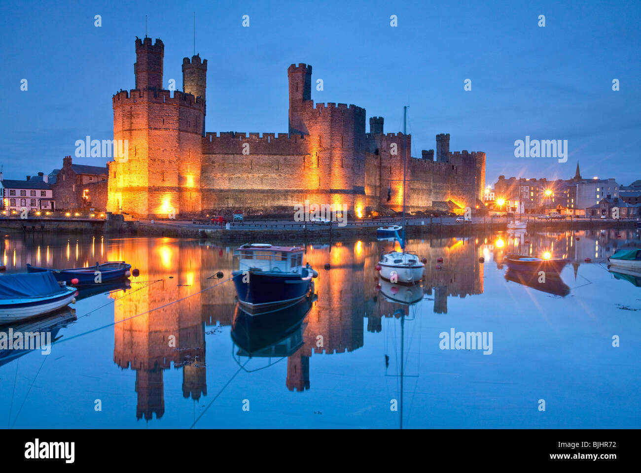 Château de Caernarfon au crépuscule, Gwynedd, Pays de Galles Banque D'Images