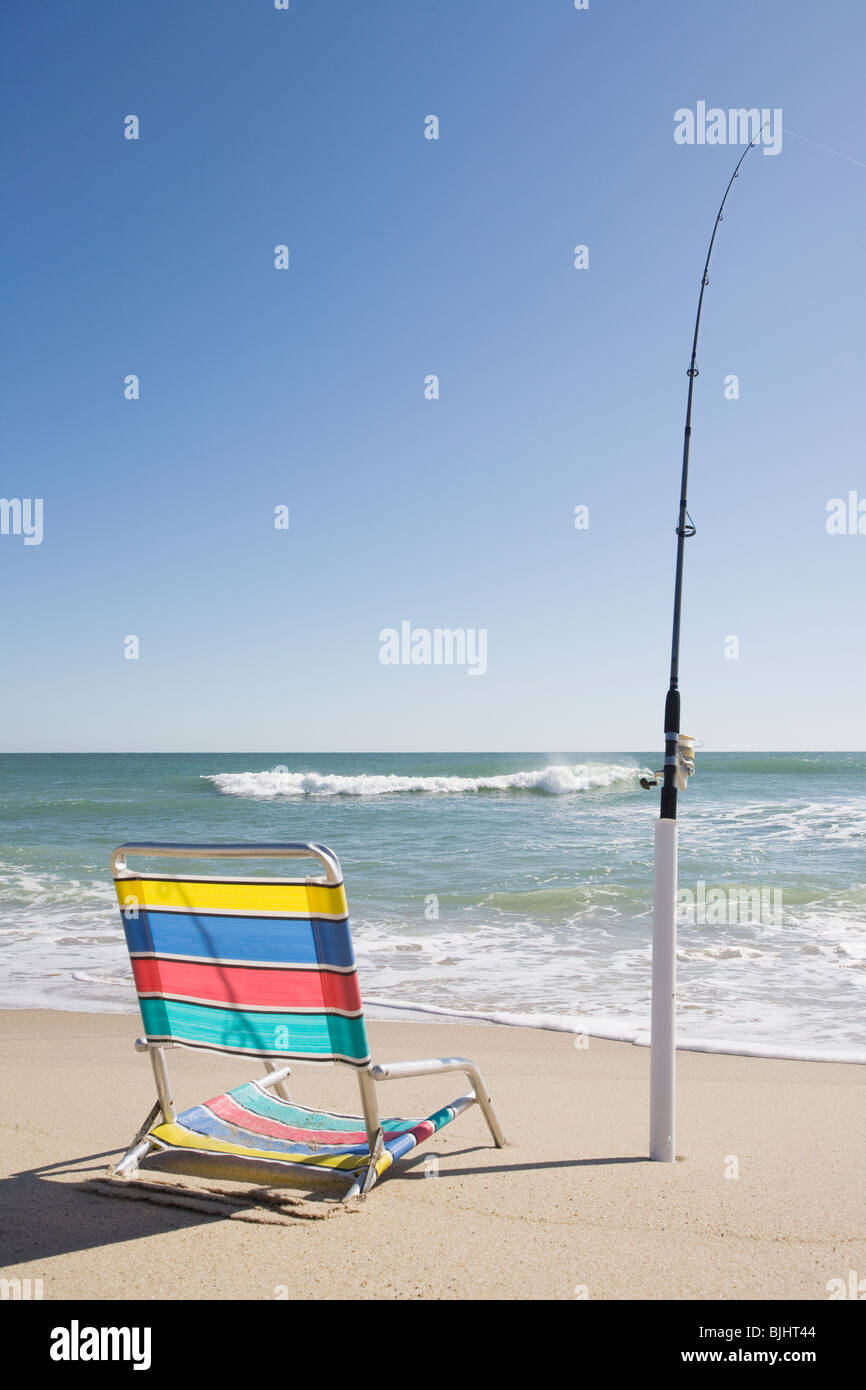 Chaise de plage et canne à pêche Banque D'Images