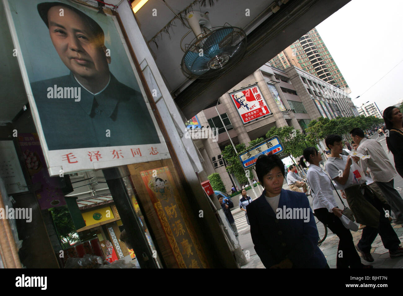Le président Mao Zedong et le Colonel Sanders de Kentucky Fried Chicken, à Guangzhou, en Chine. Banque D'Images