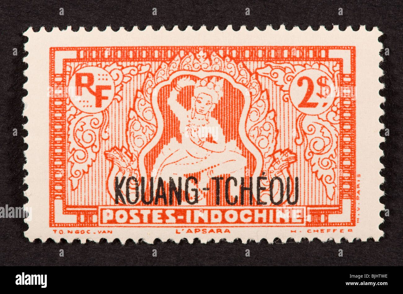 Timbre-poste de l'Indo-chine surimprimées pour utilisation dans Kwangchowan représentant des Apsaras, danseuse céleste Banque D'Images
