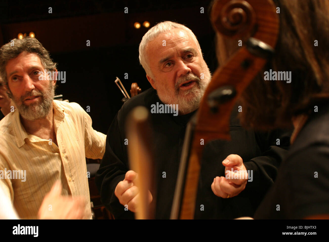 Orchestre Gianluigi Gelmetti (en noir) dirige l'Orchestre symphonique de Sydney pendant la répétition à Orchestre symphonique d'Osaka, Japon Banque D'Images