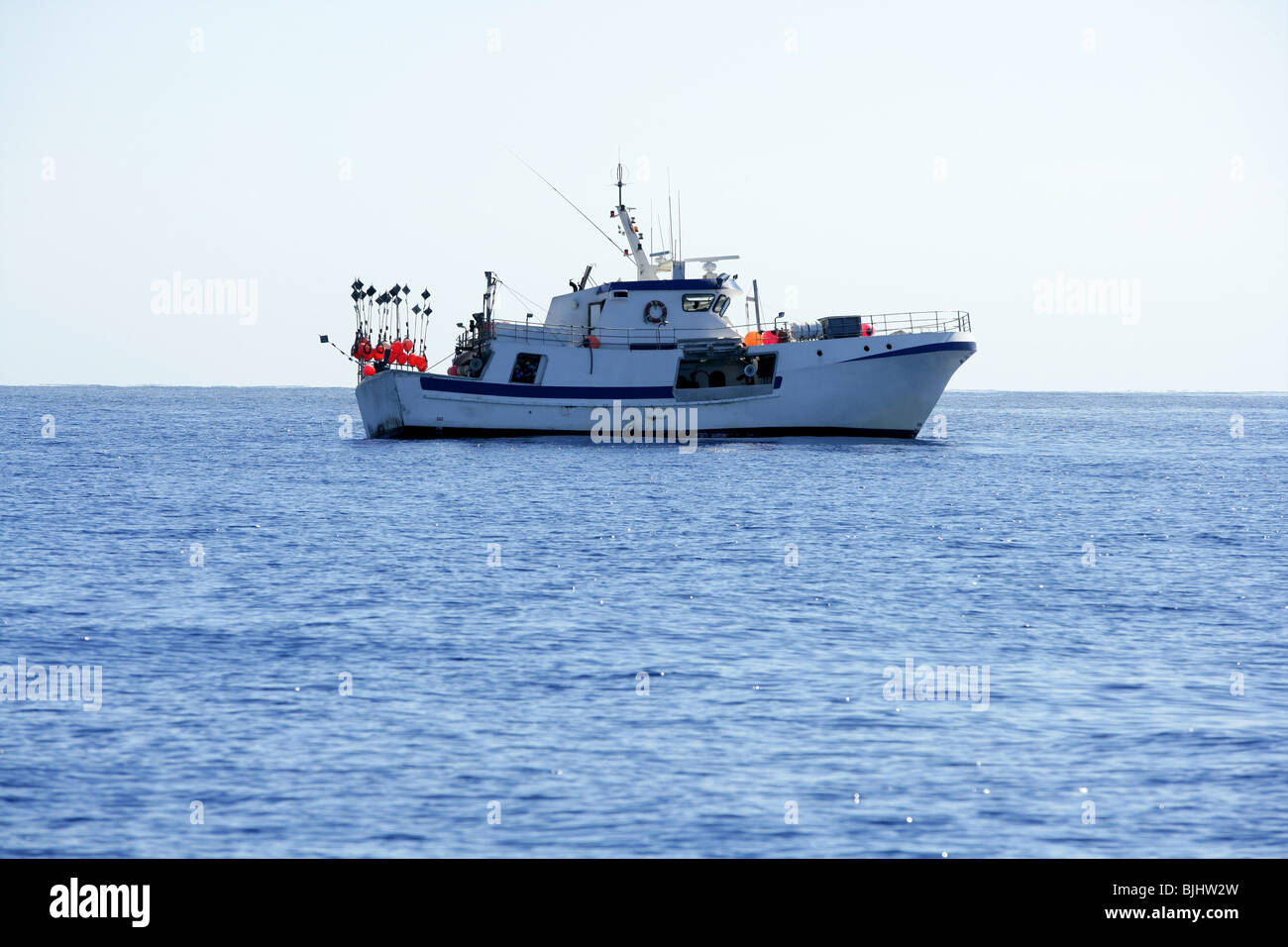 Bateau palangrier méditerranéens travaillant à Alicante pour attraper l'espadon Banque D'Images