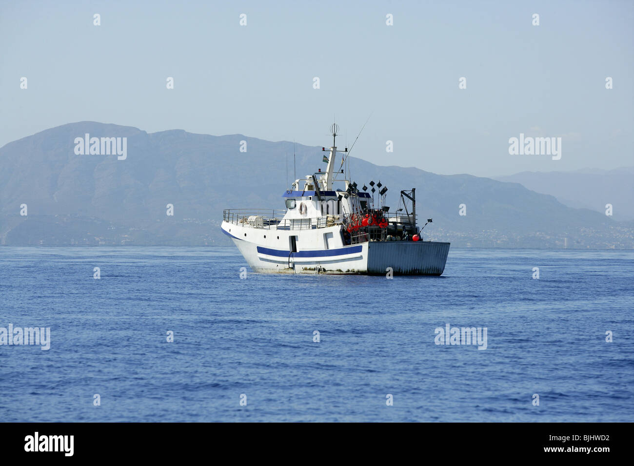 Bateau palangrier méditerranéens travaillant à Alicante pour attraper l'espadon Banque D'Images